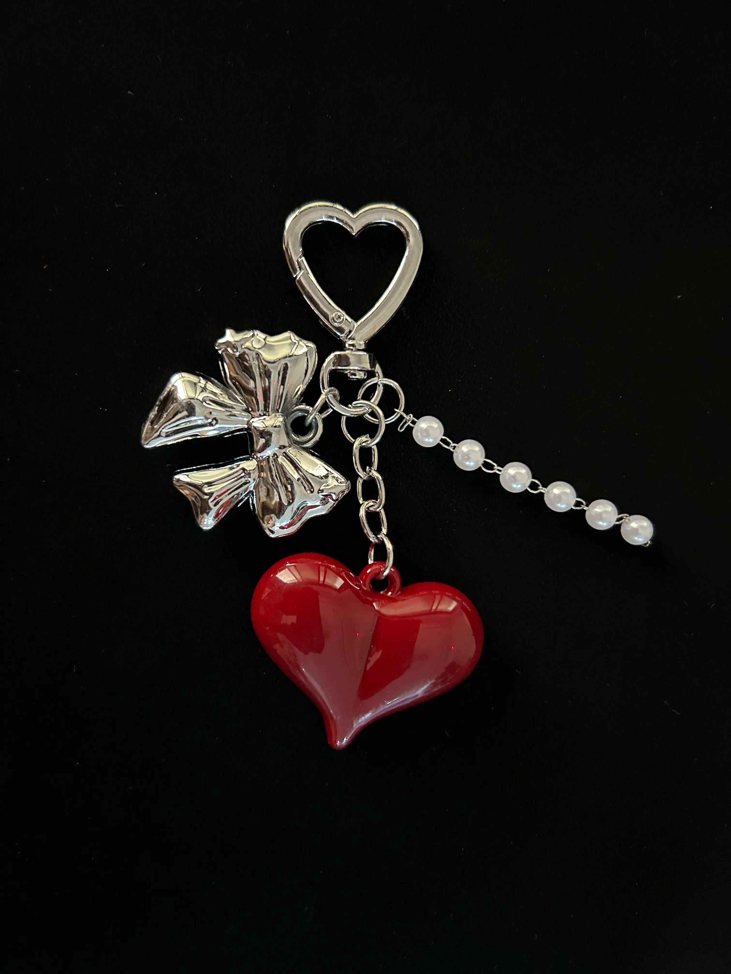 Red Heart & Silver Bow Bag Charm with Pearl Chain – Romantic Purse Accessory for Girls & Women