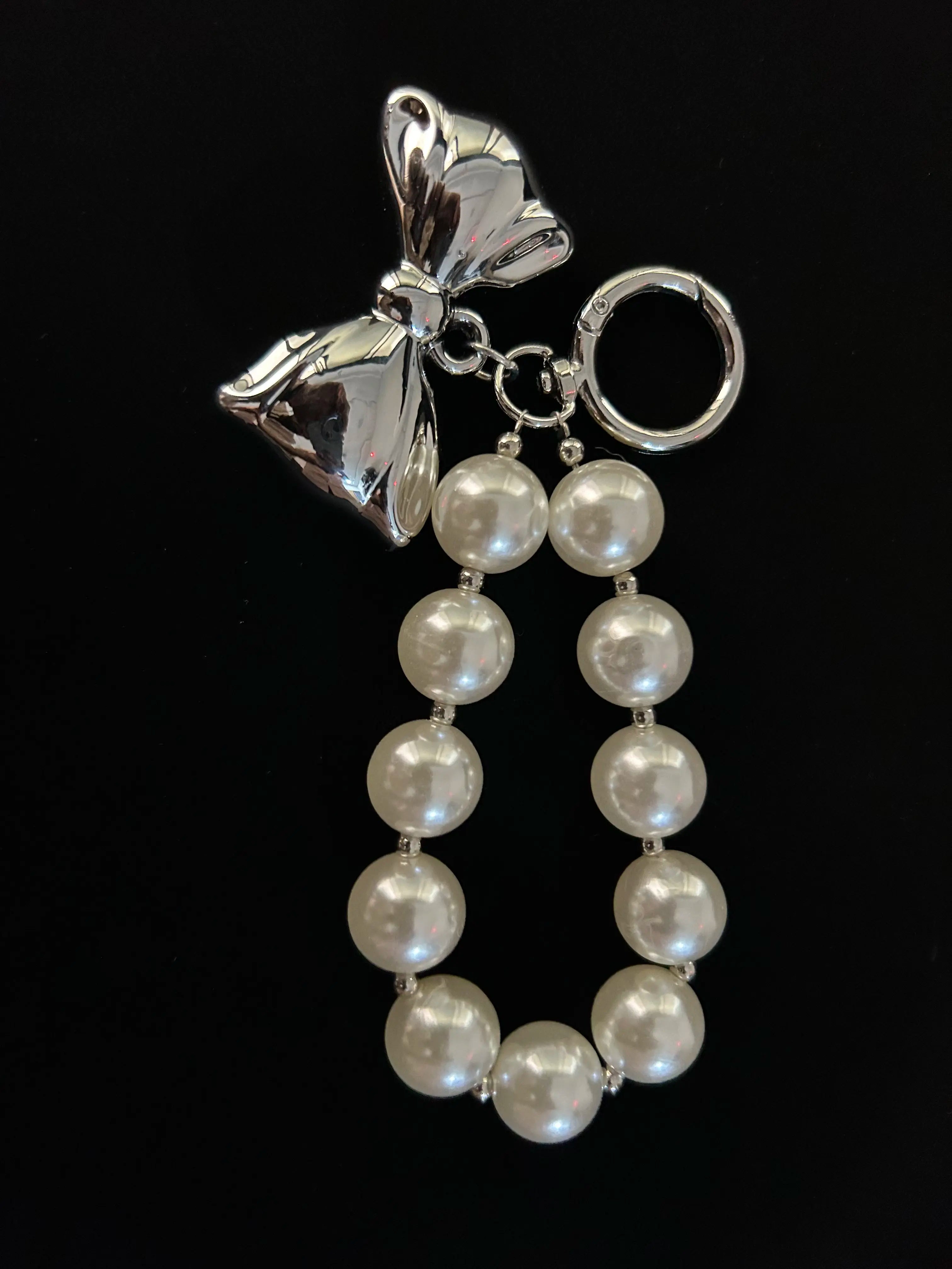 Elegant Pearl Bead & Silver Bow Bag Charm – Luxe Purse Accessory for Women